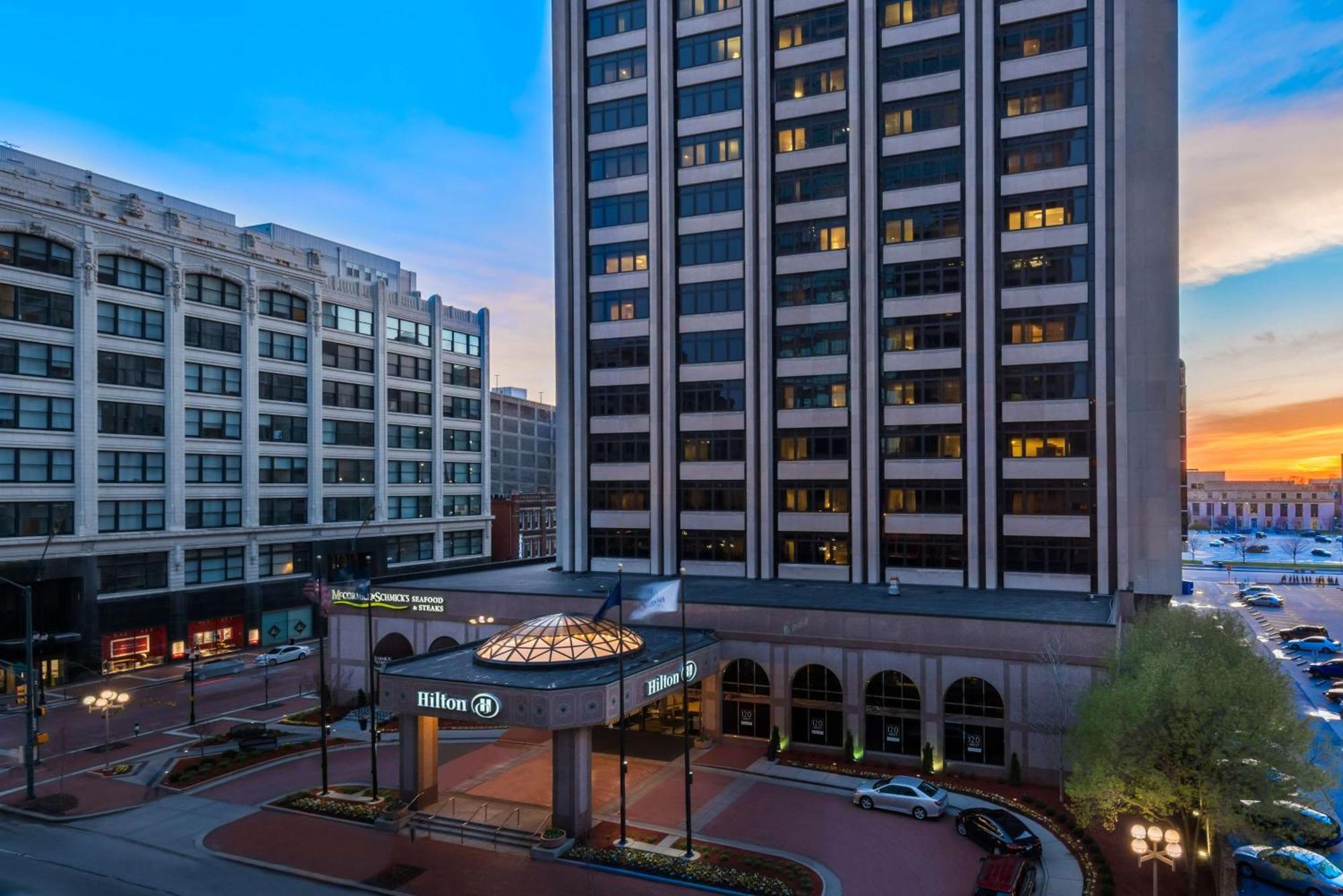 Hilton Indianapolis Hotel & Suites Exterior photo